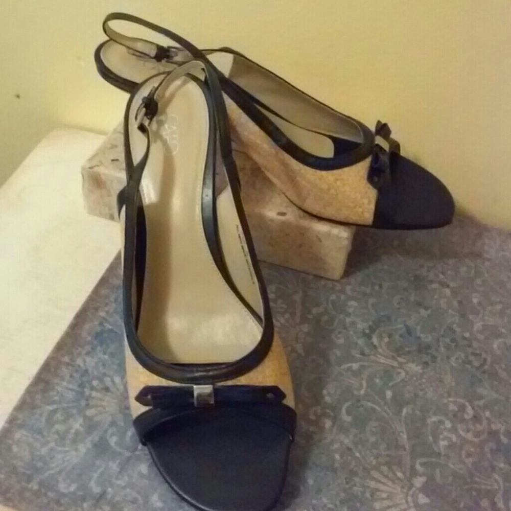 Pretty Preppy Two-Toned Pumps